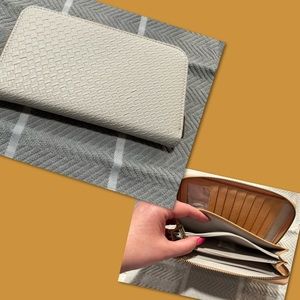 NWOT- Thirty One Cream Color BasketWeave All About the Benjamen’s Wallet